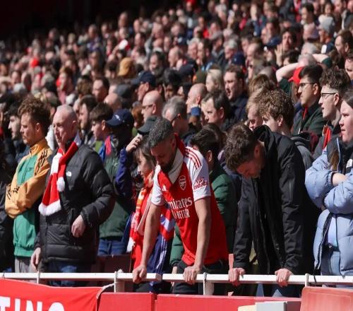 伯恩茅斯分析師在媒體席慶祝令槍迷憤怒，前者被保安護(hù)送離場(chǎng)