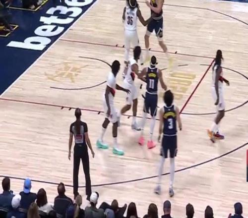 約基奇把2米08的中鋒晃成木樁，然后隨手一拋