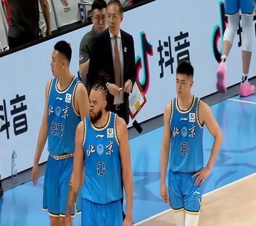 北京輸球揪出廢材！15中3瘋狂打鐵坑慘北京，球迷：一碰硬茬就萎