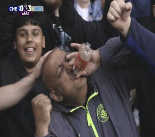 登熱搜！曼城球迷手握阿森納隊(duì)徽瓶子吹氣瘋狂嘲諷：你又掉鏈子