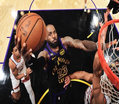 近3戰(zhàn)場均28+7+12！當(dāng)全聯(lián)盟把湖人當(dāng)軟柿子，詹姆斯卻在創(chuàng)造奇跡