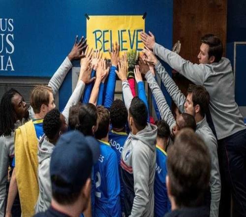 巴薩發(fā)布?xì)W冠14決賽次回合海報(bào)：手摸“相信”，致敬《足球教練》