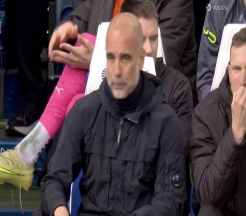 不滿球隊發(fā)揮，瓜迪奧拉坐在教練席悶悶不樂