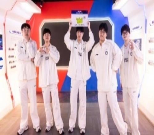 準(zhǔn)備回歸！Rookie疑似在和iG隊(duì)友訓(xùn)練賽新人中單Renard深夜一人Rank