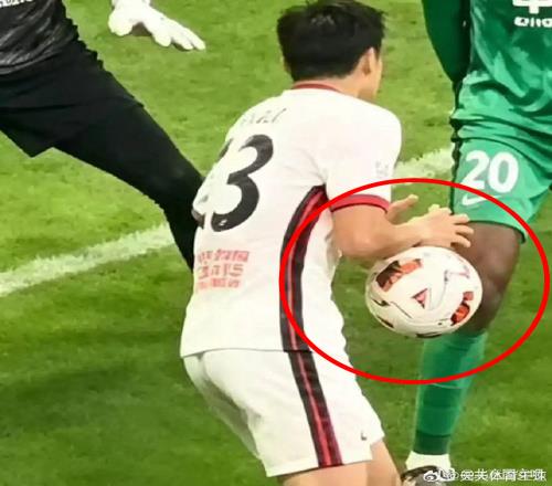 真要評議帽子戲法這圖很清晰：廖力生手球破門，北京國安又虧了