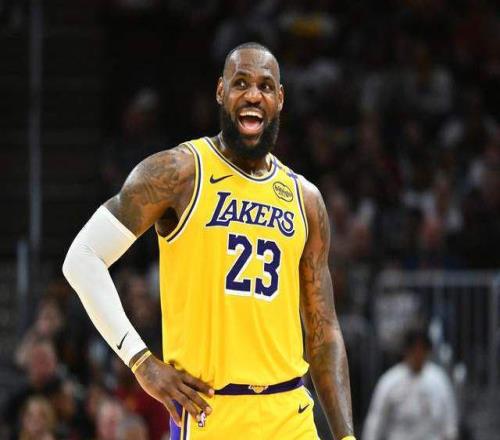 41歲詹皇單核鎖主場！東契奇報銷后，他扛起整個湖人