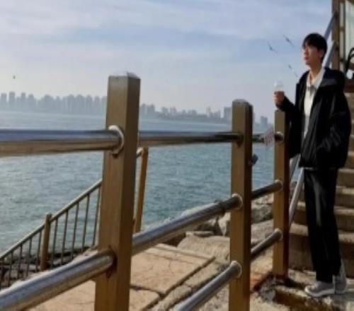 休閑愜意！Doran更新個人社媒分享風景照疑似咖啡灑了一地