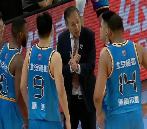 北京男籃不敵上海，豪華內(nèi)線被打成紙老虎，許利民表態(tài)外援有差距