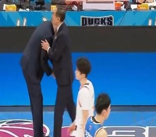 北京主場遭上海雙殺引熱議！媒體吐槽北京男籃豪華內(nèi)線“紙老虎”