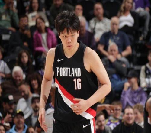 新秀賽季結(jié)束，楊瀚森場(chǎng)均2.2分1.5個(gè)籃板，他和克林根差距有多大