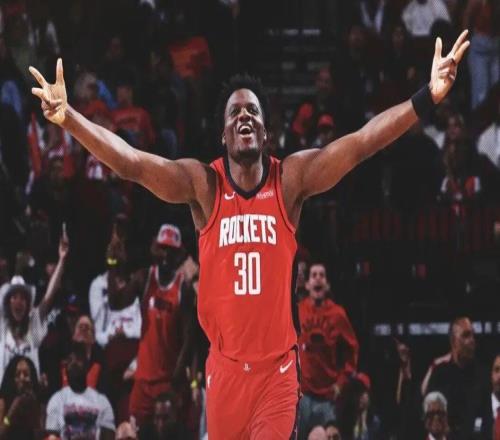 活久見！12年了?。∷K于投進第一個3分！！