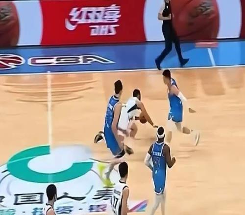 青島男籃崩潰！外線投不進(jìn)，韋瑟斯龐竟然受傷！