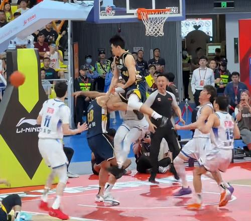 看了小崔炸裂封蓋嚇呆寧波外教的名場面，才發(fā)現(xiàn)胡隊被杜鋒坑慘了