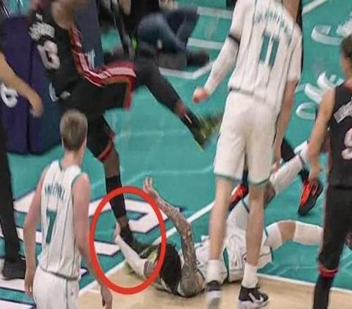 三球下絆子惹眾怒！阿德巴約慘遭拉拽傷退，熱火遭重創(chuàng)