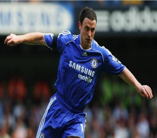 藍軍舊將布里奇在看臺慶祝曼城贏球，他是曼城電視臺團隊一員