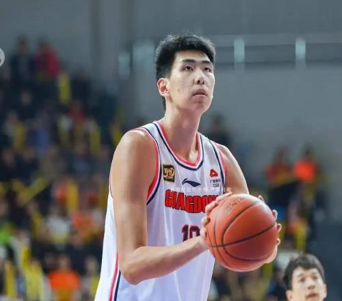 03年小將大殺四方，身高2.26m，五支NBA球隊搶他，朱芳雨沒看錯人