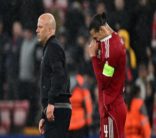 遭巴黎雙殺英超冠軍離譜崩塌5線出擊卻賽季0冠4.8億引援打水漂