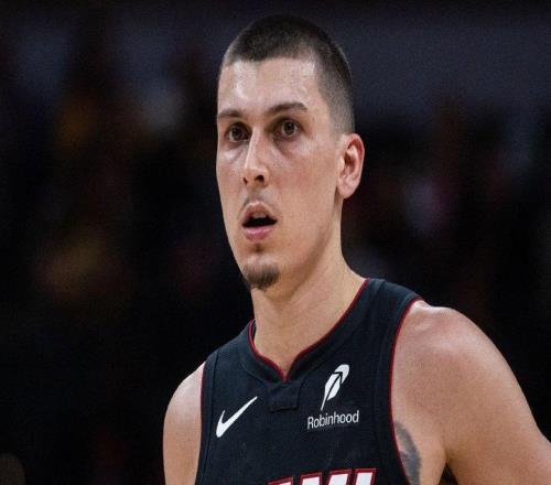 熱火隊希羅對鮑爾絆倒阿德巴約的行為感到不滿：這不是正確的動作