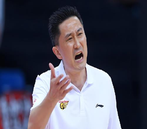 廣東隊(duì)最新消息：杜鋒病情出爐，球迷投訴閆軍，胡明軒常規(guī)賽報(bào)銷