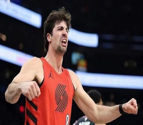 阿芙迪亞讓布克黯然失色，開拓者險勝太陽鎖定季后賽，杜蘭特笑了