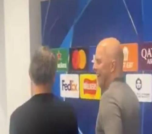 有說有笑，斯洛特和恩里克在球員通道聊得火熱