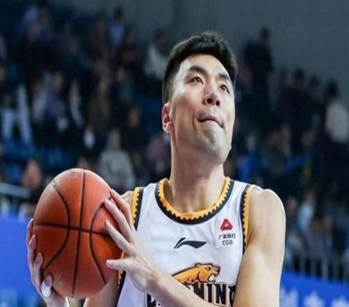 效力CBA聯(lián)賽21年，他豪取4個(gè)冠軍，娶1米78名模，兒子小名有深意