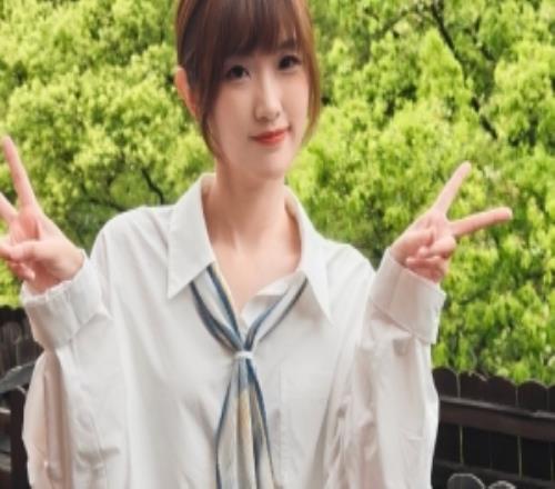 主持人夏安分享照片：今天是學(xué)姐進(jìn)校園