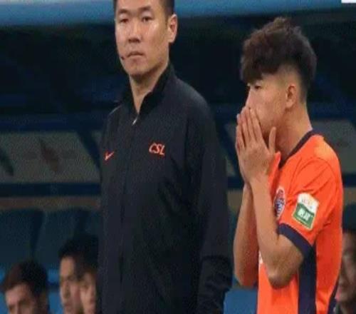 青春風(fēng)暴，青島德比中17歲王庚睿與17歲鄺兆鐳替補登場