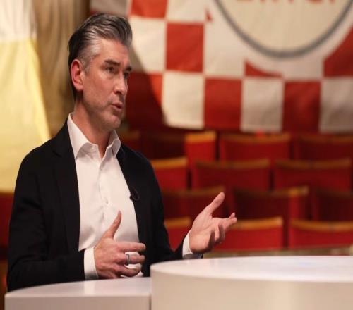 記者：盡管新月有意利物浦體育總監(jiān)休斯，但他今夏不會(huì)離隊(duì)