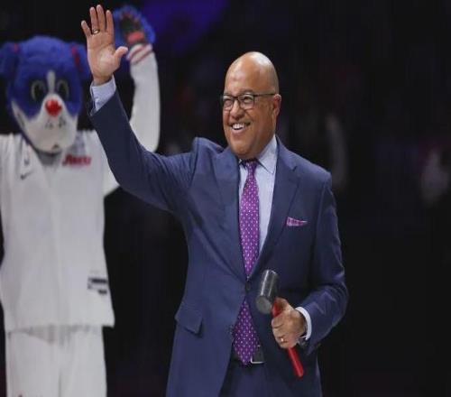 NBA季后賽解說(shuō)席大亂斗：平臺(tái)搶人比球隊(duì)搶七還刺激