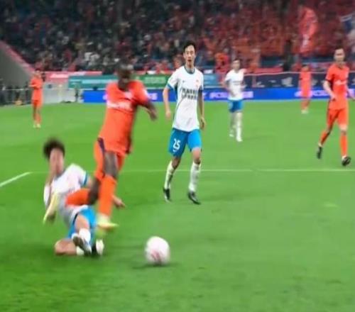 中超爭議判罰！葉博亞進球被吹，禁區(qū)被鏟倒無點，VAR四次介入