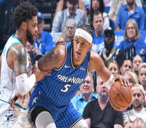 生死戰(zhàn)一節(jié)崩，4號(hào)秀撞墻+三球啞火！黃蜂目送魔術(shù)壓哨晉級(jí)季后賽