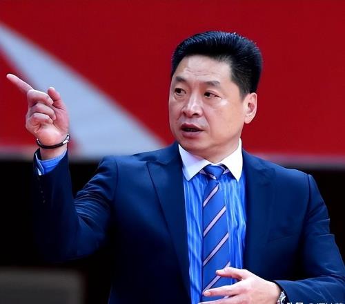 他是朱芳雨恩師，7奪CBA冠軍，卻在上海晚節不保，兒子成他的驕傲