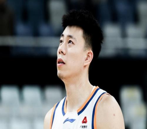 21連勝！上海橫掃新疆一度漏雨中斷70分鐘王哲林12+7引7人上雙