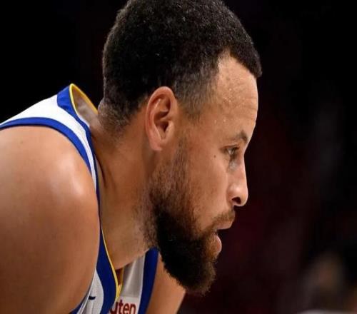 庫里右膝隱患被點(diǎn)名，太陽防守策略有了新靶心