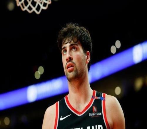 开拓者新王蜕变记：躲着哭泣的少年变身全明星球员