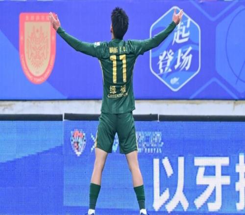 王鈺棟又與球迷沖突！視頻曝光，手指球迷大喊，被工作人員拉走