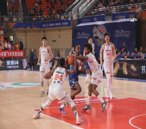 CBA常規賽第40輪，上海久事11186戰勝新疆伊力特