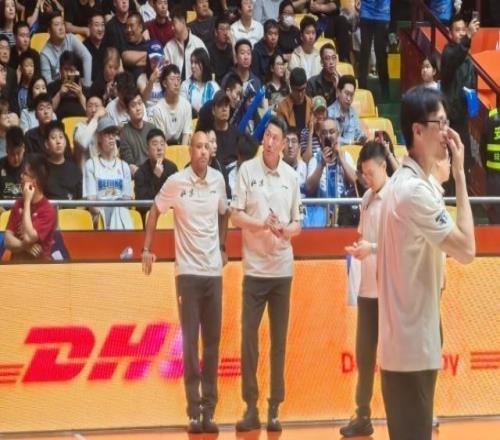 三年禁賽期結束！李楠現身北京男籃場邊教練組