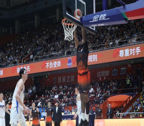 克里斯復(fù)出難阻連敗！山東男籃76：92北京北汽，遭遇五連敗