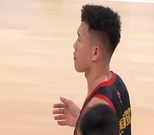 賀希寧：無(wú)論什么小傷都會(huì)堅(jiān)持通過(guò)表現(xiàn)帶領(lǐng)球隊(duì)前進(jìn)一切都值得