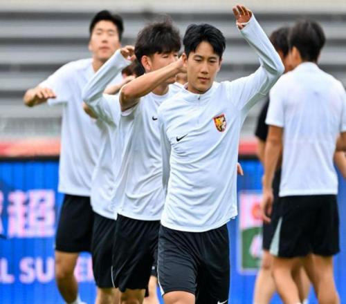 陳濤劉建業(yè)老友記！重慶球迷：向余望進(jìn)球深圳球迷：周定洋首發(fā)