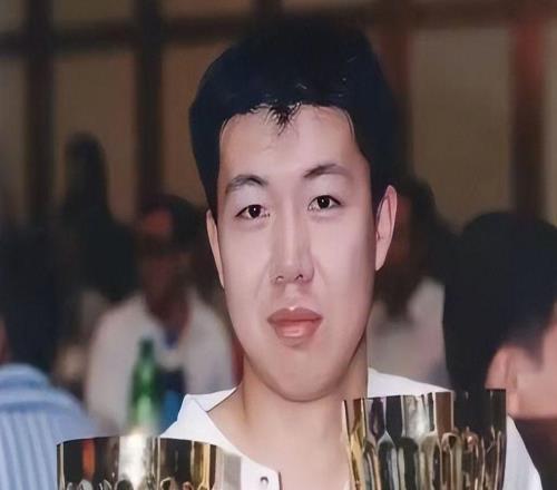 原來他是王治郅兒子，身高超2米，在成都上大學(xué)，如今已放棄籃球