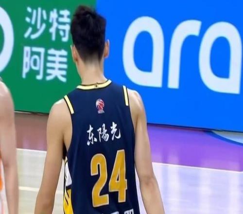 表現(xiàn)糟糕！崔永熙隔扣遭對手大帽+末節(jié)三分5中0關(guān)鍵失誤葬送比賽