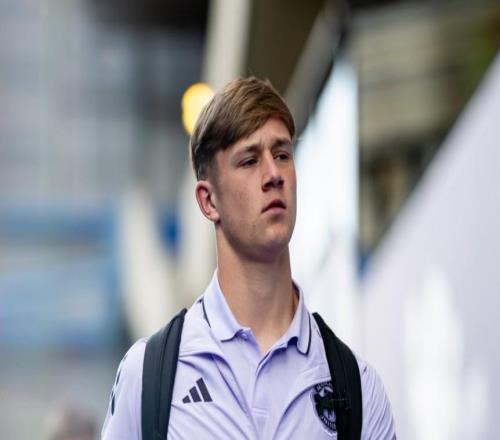 曼聯(lián)青訓(xùn)中衛(wèi)也沒人了，中場小將思韋茨首次入選一線隊名單