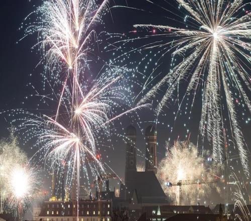 拜仁球迷放煙花"偷襲"皇馬酒店，隔音窗笑了