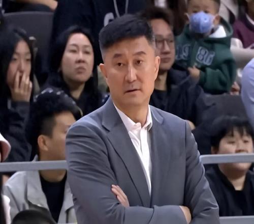 廣東遭19分逆轉(zhuǎn)揪出兩罪人！他倆三分21中3瘋狂浪投，遭杜鋒怒批