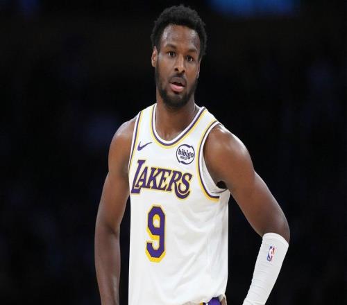 有意思，湖人隊布朗尼詹姆斯在打火箭隊的G1前研究隊友斯馬特