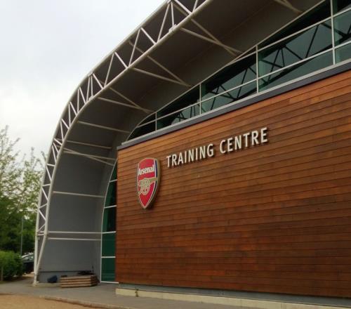 會玩！阿爾特塔基地燃放篝火激勵球員結(jié)果熏到了隔壁的大黃蜂