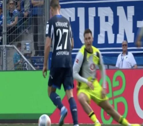 霍村vs多特主裁解釋判點(diǎn)：聚勒倒地時(shí)手臂向上移，阻擋了射門